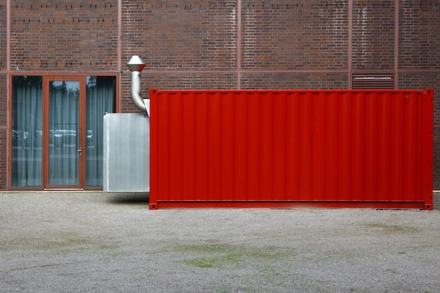 červený kontejner